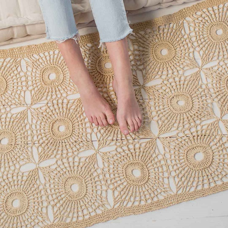 This raffia crocheted rug is a fun way to play with plant fibers.