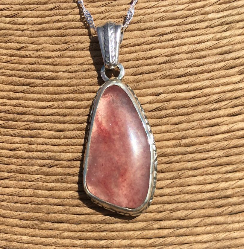 Cherry Tanzurine pendant created by lapidary and silversmith Leif Helgeson; photo: Jonathan Bartky